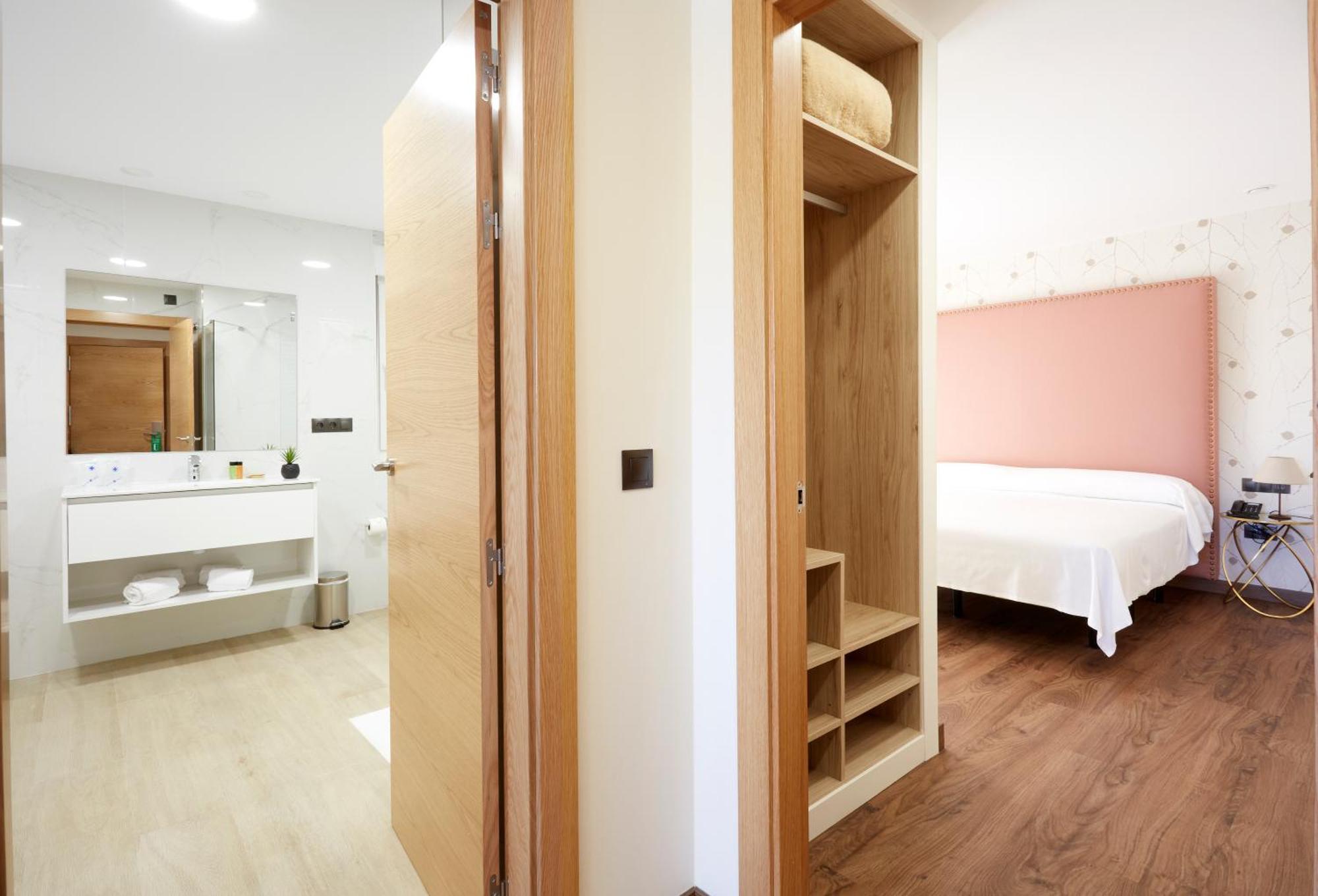Hotel Arias Aeropuerto Santiago Del Monte Eksteriør billede